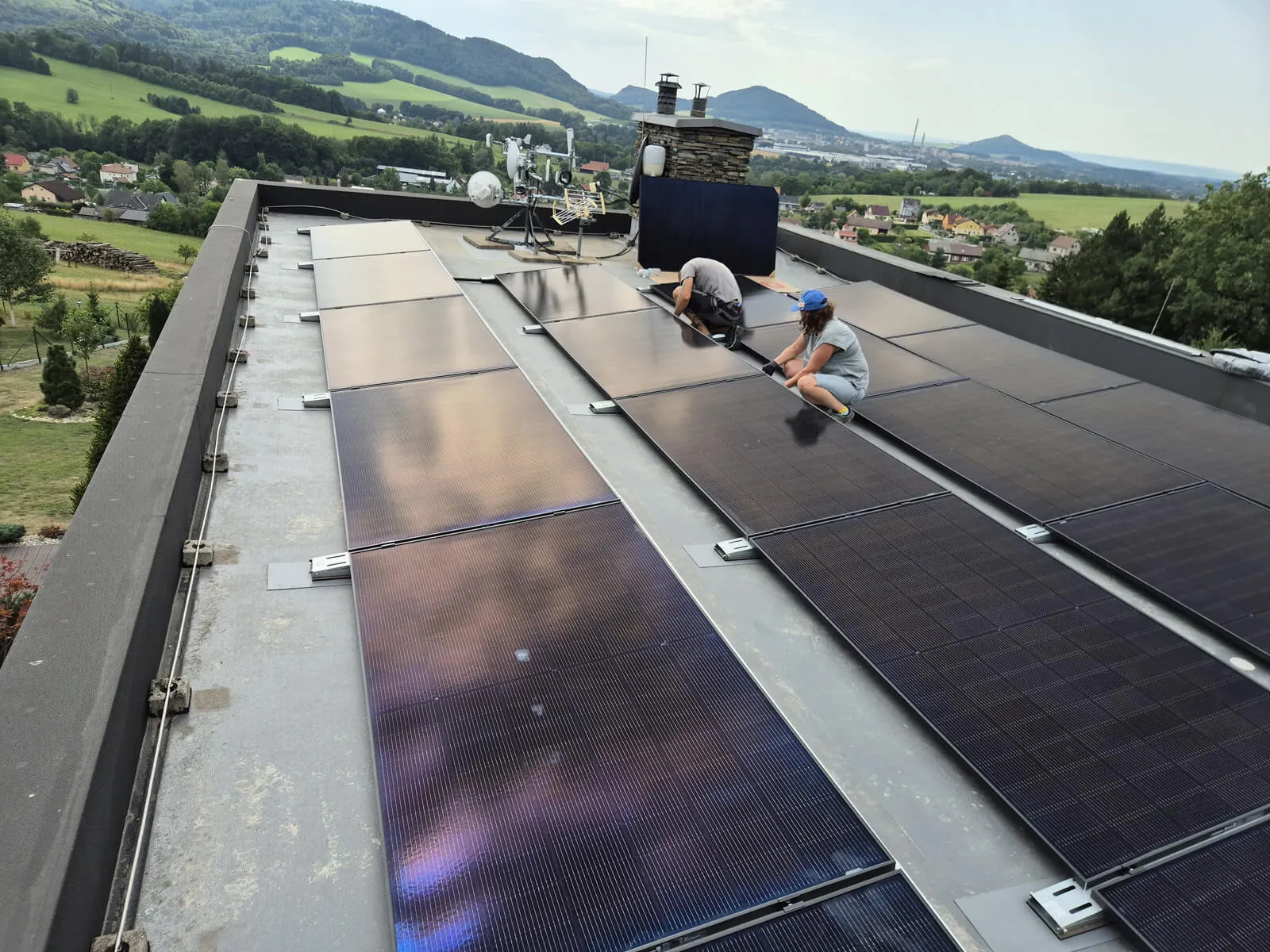 Fotovoltaicka elektrarna na strese bytoveho domu – realizace KVALITYSTAV s.r.o., Kopřivnice